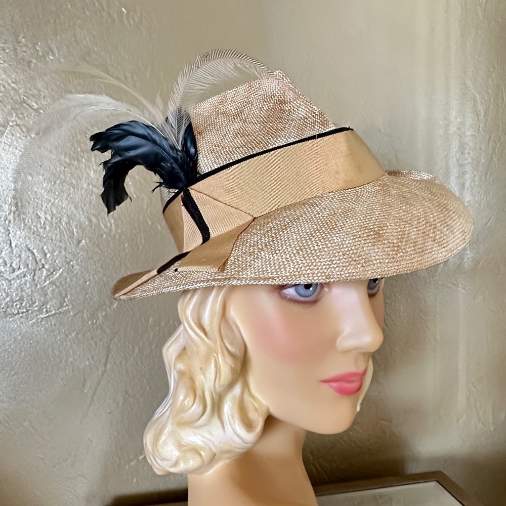 UNIQUE 1960s' VARIEGATED STRAW FEDORA WITH BLACK EDGED GROSGRAIN TRIM & FEATHERS